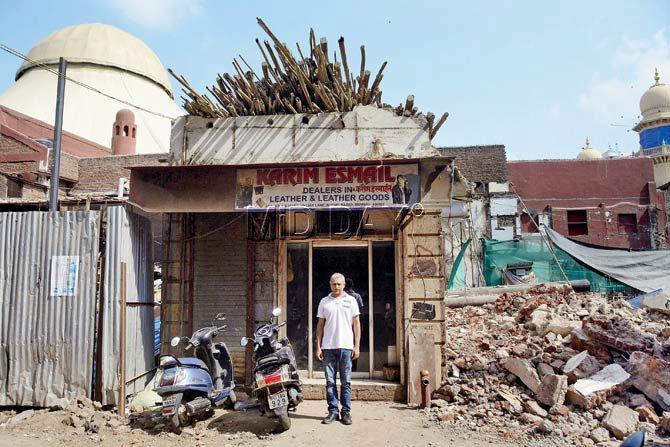 Ali Karim, one of the shop owners, claims he is ready to take a smaller place, but wants it on ground floor. Pic/Bipin Kokate