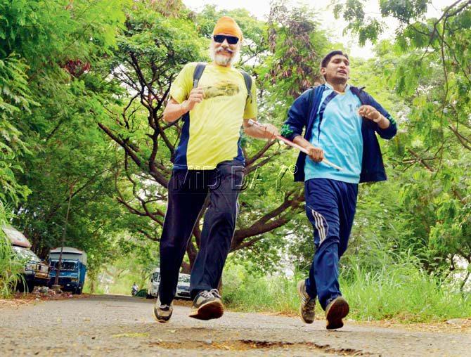 Blind marathon runner Amarjeet Singh (left) with his escort Rahul Brahme. Pic/Sayed Sameer Abedi