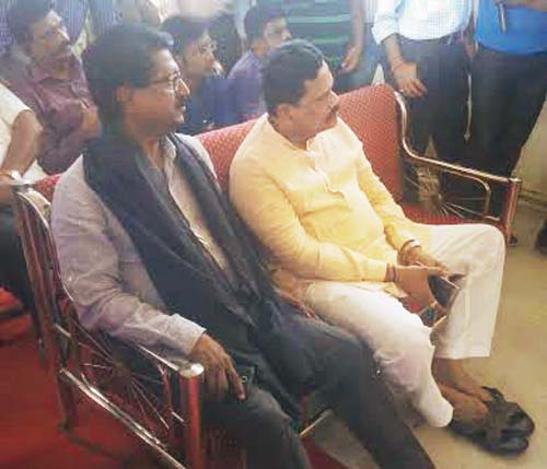Sena MPs Arvind Sawant (with a black scarf) and Rajan Vichare refused to sit on the dias and sat in the audience