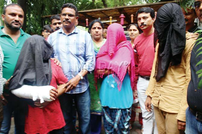 Crime Branch officials with Chhota Salman (with bandaged hand), Shabina Sheikh (pink dupatta) and Mufid alias Salman Akbar Sheikh. Pic/Prabhanjan Dhanu