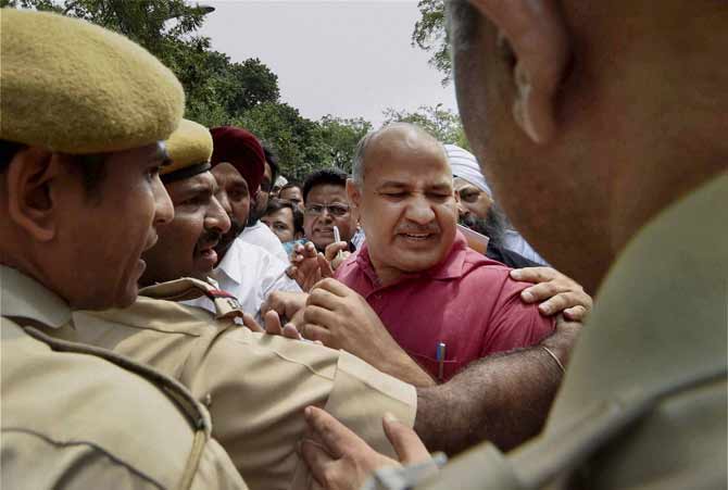 New Delhi: Police detain Delhi Deputy Chief Minister Manish Sisodia and other AAP MLAs at Tughlaq Road Police Station during their march towards Prime Minister