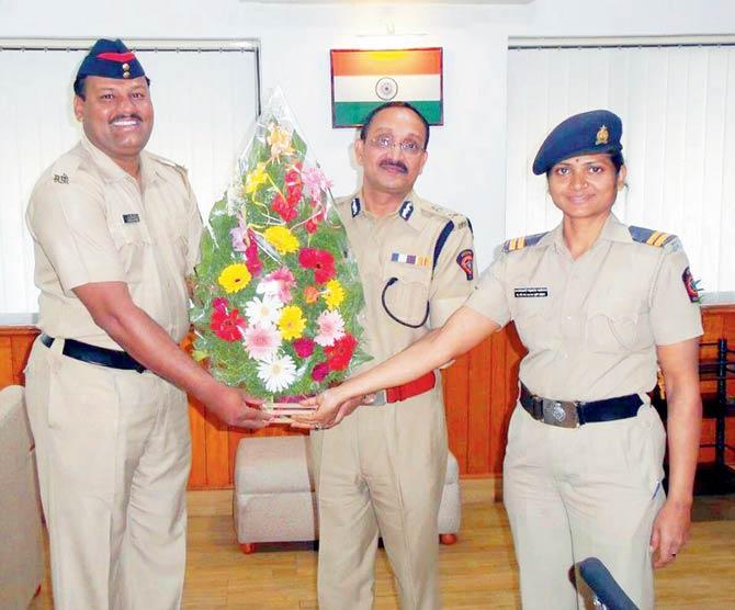 Dinesh Rathod with his wife Tarakeshwari, being felicitated by then Pune police commissioner KK Pathak
