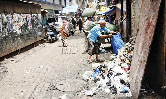 Residents complained that not only is the corporation irregular in collecting trash, the sweepers often leave piles of garbage on the street side instead of taking it away directly. Pics/Shadab Khan