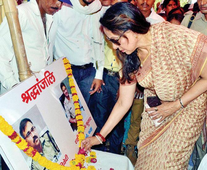 Hema Malini pays floral tribute  to SP Dwivedi and SHO Yadav