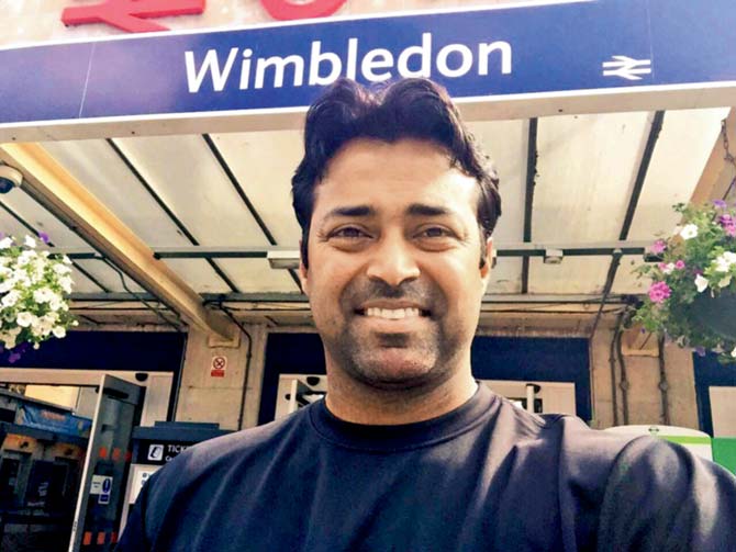 Leander Paes poses for a selfie at the Wimbledon tube station. Pic/Leander Paes
