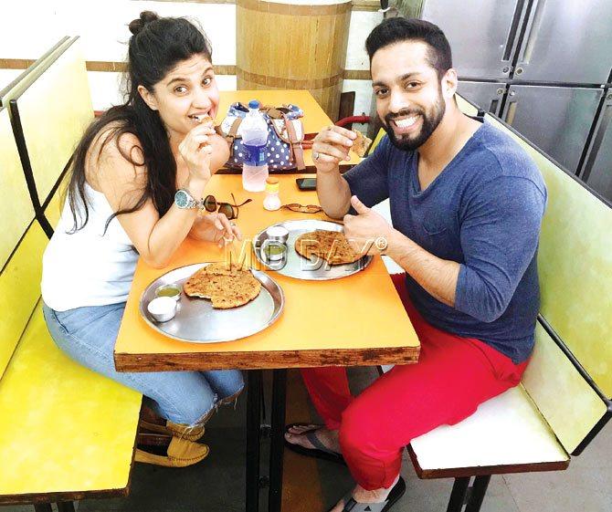 Radio City RJs Salil and Archana dropped in at Moti Halwai to try the famed Aloo Parathas. "When you get crispy paratha with makkhan, boondi raita and green-red chutney in just Rs 30 it