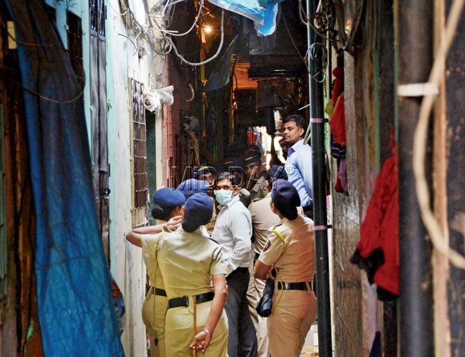Cops at the Malwani house where the triple murder took place early last morning. The grandmother, Babli, was allegedly running several illegal rackets from here. Pics/Satej Shinde