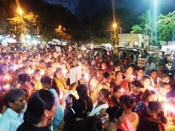 More than 500 Malwani residents joined the victim’s family and the NGO Ashmita Mahila Sangh in the candlelight march to demand justice for the little girl