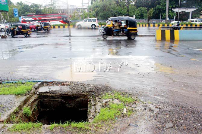 The manholes could pose danger in the night, especially when it is raining. Pics/Prabhanjan Dhanu