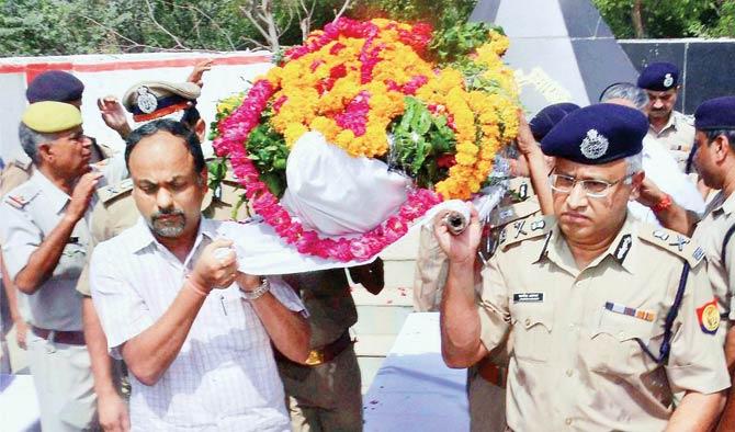 DGP Javed Ahmed (right), along with other officers, take part in SHO Santosh Kumar Yadav’s funeral procession
