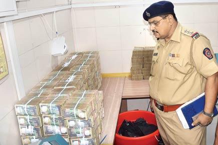 Thane heist: Armed men drive away with Rs 9 crore in 3 drums