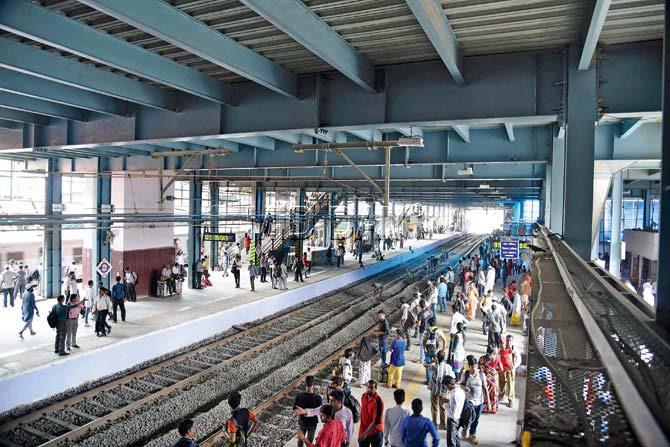 12-car services on the newly-built platforms 6 and 7 of Andheri station will take 2-3 weeks longer. Pic/Sameer Markande