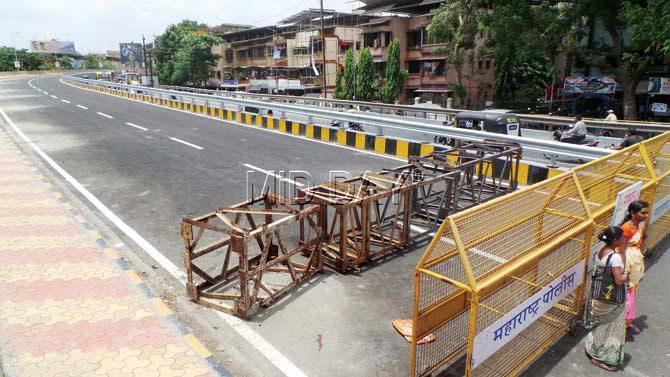 After mid-day’s report on how locals removed barricades and opened the bridge for traffic, authorities put heavier ones back in place yesterday. Pics/Hanif Patel