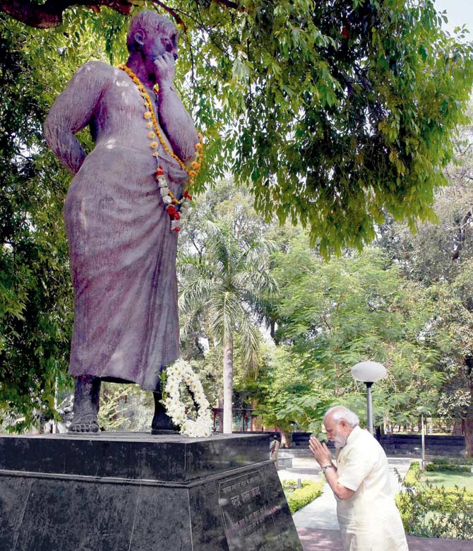 PM Narendra Modi pays tribute to Chandra Shekhar Azad during his visit to Chandra Shekhar Azad Park in Allahabad yesterday. Pic/PTI