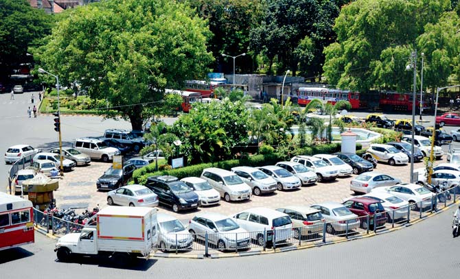 Finding parking space could soon become a near impossible task for those with non-Mumbai vehicles. File pics