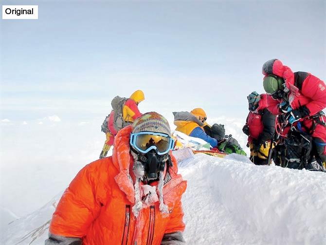 The photo on the left is of Siddhanta’s climbing sherpa Pemba. The allegedly morphed photo on the right shows Dinesh Rathod in the same setting with the Maharashtra police flag. The other climbers in the background remain the same in both photos