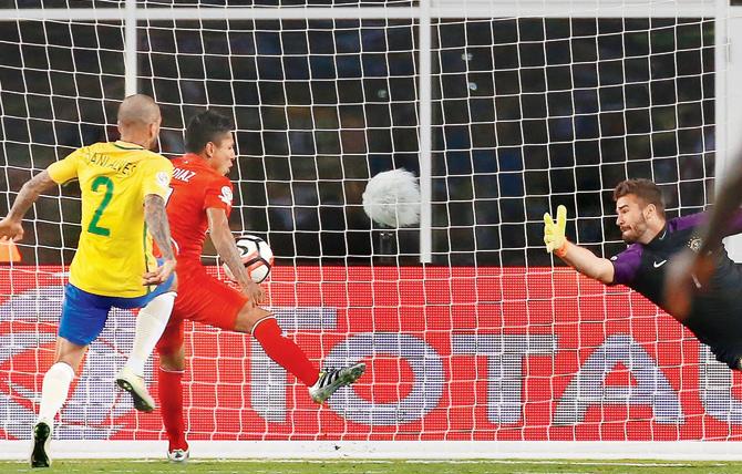 touch ‘n go: Peru’s Raul Ruidiaz (centre) appears to touch the ball with his hand as he scores against Brazil in the 75th minute of their Copa America Centenario Group B match in Massachusetts yesterday. Pic/AFP