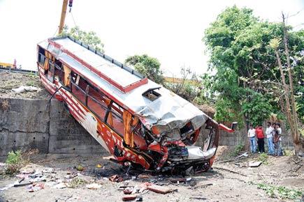 17 dead as bus rams cars, drops down 20-ft gorge on Mumbai-Pune Expressway