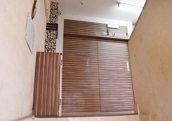 Shaha’s flat in Malad (E) where dabba trading took place. Pic/Nimesh Dave