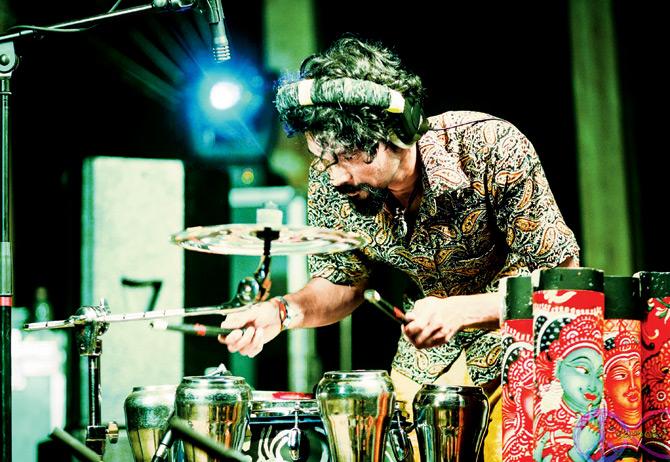 Montry Manuel of Thalavattam perform live on stage using his self-made instrument