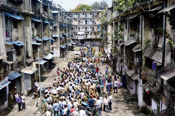 Chawl residents took to the streets and asked the BMC officials to move them to a nearby transit camp. Pics/Bipin Kokate