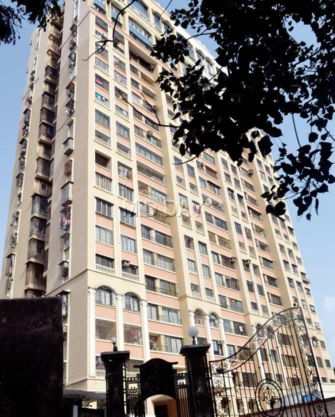 Vardhaman Heights in Byculla where the two flats are located on the 19th and 20th floor. Pic/Datta Kumbhar