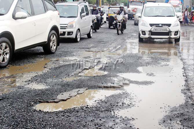 Samta Nagar: Despite BMC’s prohibition, PWD used paveblocks as a quick fix measure to fill potholes on WEH near Samta Nagar police station in Kandivli. Pics/Prabhanjan Dhanu