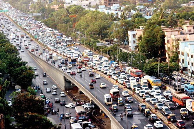 There was bumper-to-bumper traffic due to ongoing repairs of the six expansion joints on the southbound carriageway of the Prabodhankar Thackeray flyover. Pics/Prabhanjan Dhanu