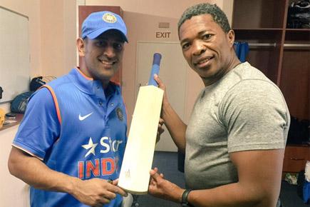 When MS Dhoni gave Zim coach Makhaya Ntini an autographed bat