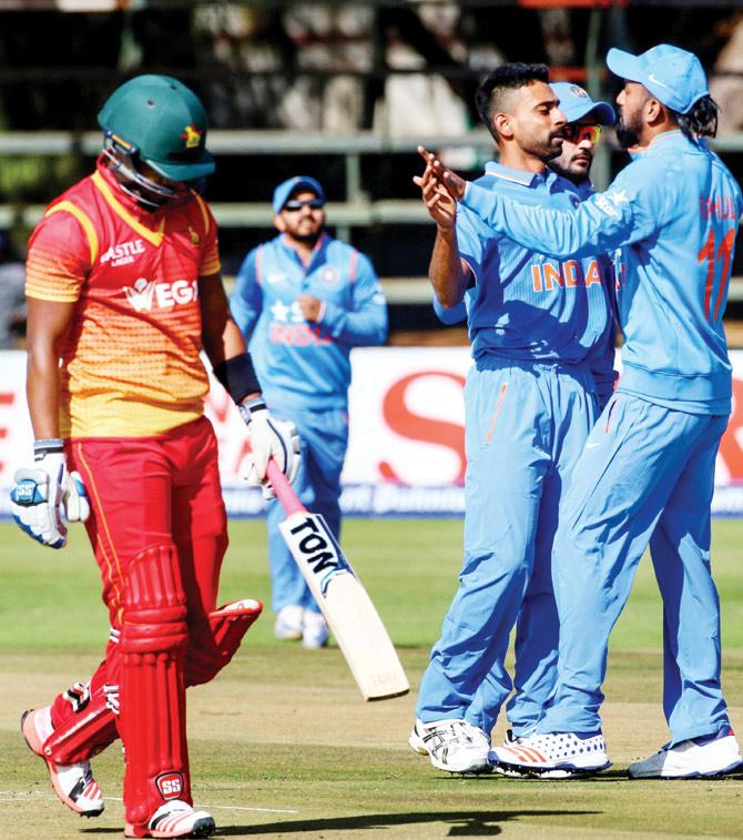 India pacer Dhawal Kulkarni (second from right) celebrates the wicket of Zimbabwe’s Chamunorwa Chibhabha (left) with teammate KL Rahul during the second ODI at Harare yesterday. PICs/AFP