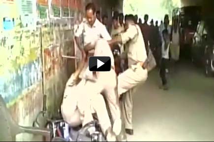 Viral Video: Cops fight with each other, allegedly over bribe