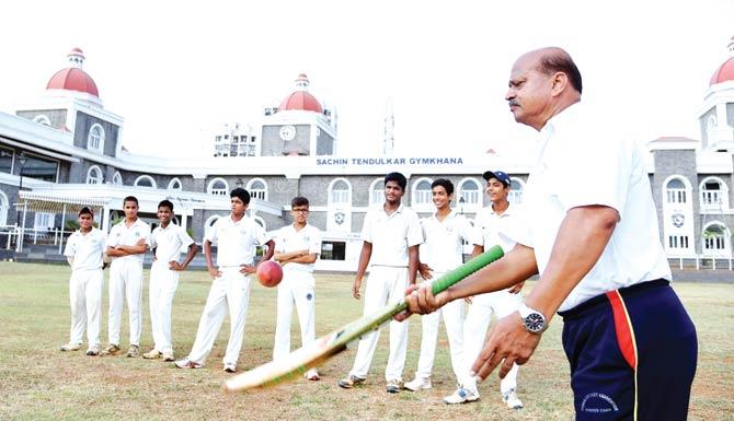 Picture of Pradeep Raut coaching kids as Sachin Tendulkar Gymkhana in Kandivli. Pic/Sameer Markande