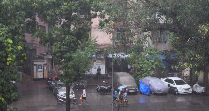 Downpour brings down temperatures in Mumbai