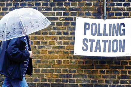 Britons brave the rains to vote for their fate