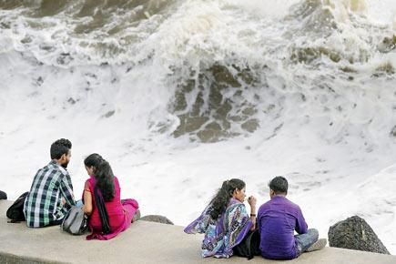 Photos: Mumbai couples enjoy waves of romance at Marine Drive