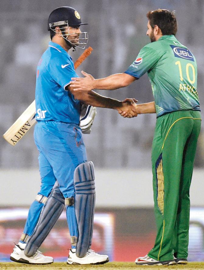 Shahid Afridi congratulates Mahendra Singh Dhoni after India’s five-wicket win in the Asia Cup T20 tie against Pakistan at Sher-e-Bangla National Stadium in Mirpur on Saturday. Pic/AFP