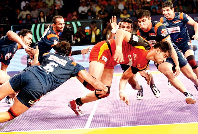 Bengal’s players try to capture a Bengaluru player (in orange) during their Pro Kabaddi League match at the NSCI Stadium yesterday