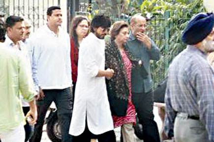 Shah Rukh Khan puts all work on hold