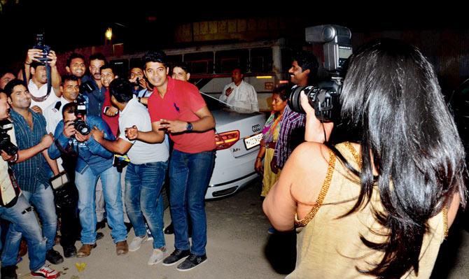 Maanayata Dutt taking Sanjay Dutt’s snap with media photographers