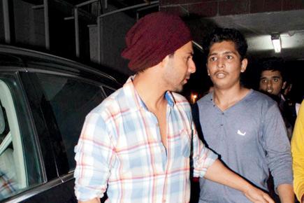 Varun Dhawan gives some unruly fans a piece of his mind