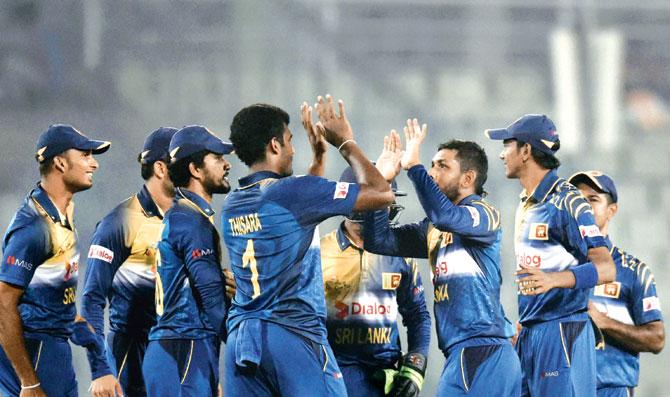 Sri Lanka players celebrate the wicket of Pakistan