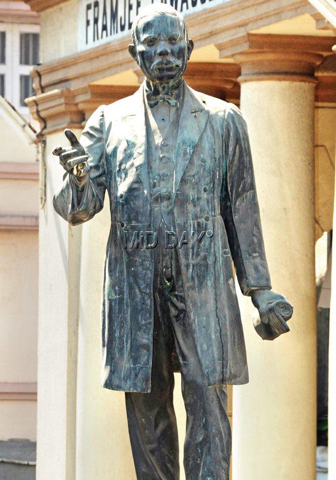 Statue of Dr Accacio Gabriel Viegas at Vasudev Balwant Phadke Chowk in Dhobi Talao. Pic/Satej Shinde