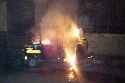 Mumbai: Auto burnt outside Andheri RTO six years old