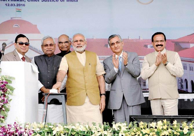 (From left) Bihar Chief Minister Nitish Kumar with PM Narendra Modi, Chief Justice of India Justice TS Thakur and Law Minister Sadanand Gowda in Patna on Saturday. Pic/PTI