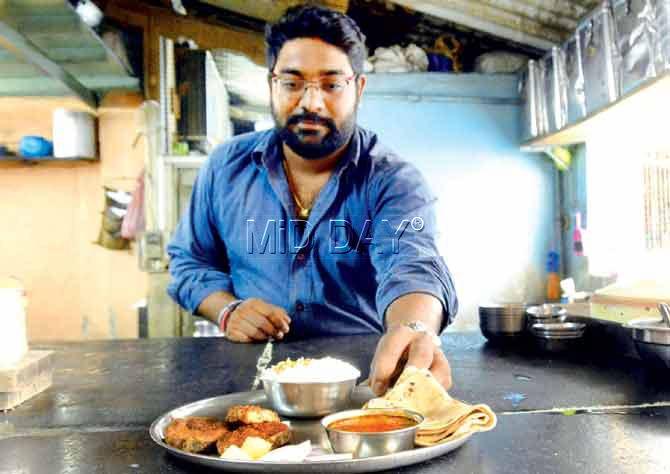 Sagar Patil, third generation owner of Patil Canteen, serves a fish fry thali. Pic/Bipin Kokate 