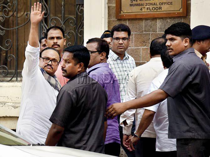 Bhujbal waves at supporters before entering the Enforcement Directorate office yesterday. Pic/Datta Kumbhar