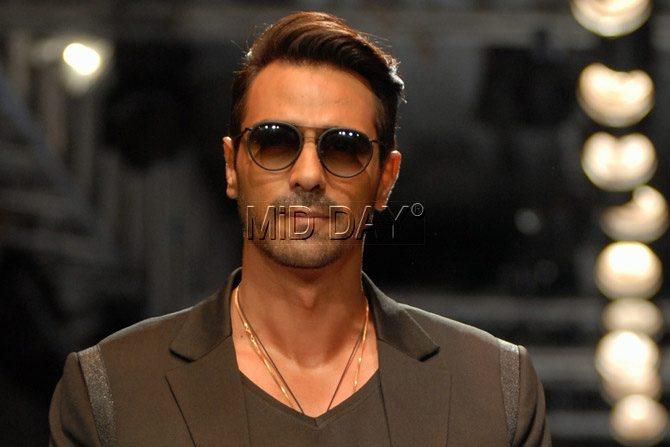 Arjun Rampal is in agony after injuring knee at 