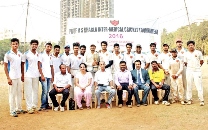 Seth Gordhandas Sunderdas Medical College (KEM) team which won the Prof AS Chagla inter-medical tournament with the guests of honour