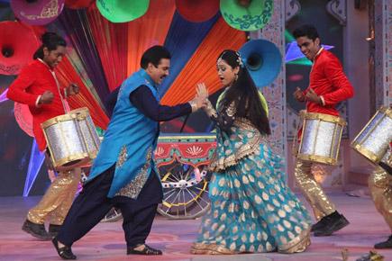 Dilip Joshi and Disha Vakani's romantic act for SAB Ki Holi