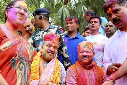 Amit Shah celebrates Holi with BJP activists